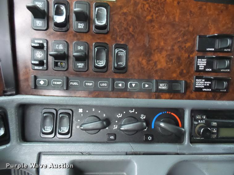 image for item J1526 2007 Freightliner ST120 semi truck