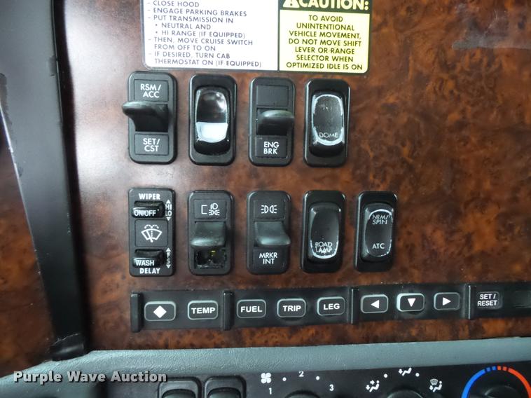 image for item J1526 2007 Freightliner ST120 semi truck