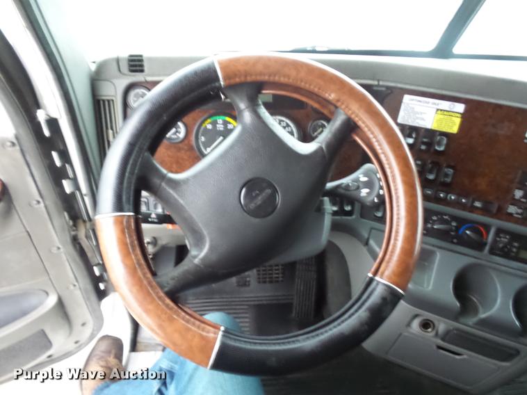 image for item J1526 2007 Freightliner ST120 semi truck