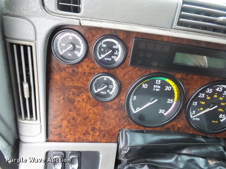 image for item J1526 2007 Freightliner ST120 semi truck