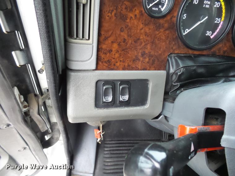 image for item J1526 2007 Freightliner ST120 semi truck