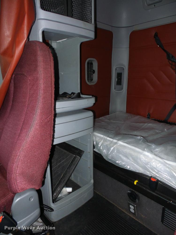 image for item J1526 2007 Freightliner ST120 semi truck