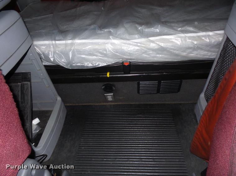 image for item J1526 2007 Freightliner ST120 semi truck