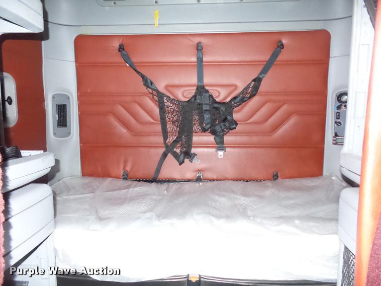 image for item J1526 2007 Freightliner ST120 semi truck