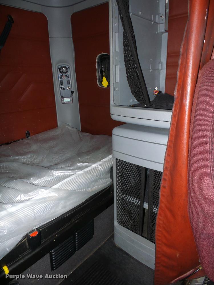 image for item J1526 2007 Freightliner ST120 semi truck