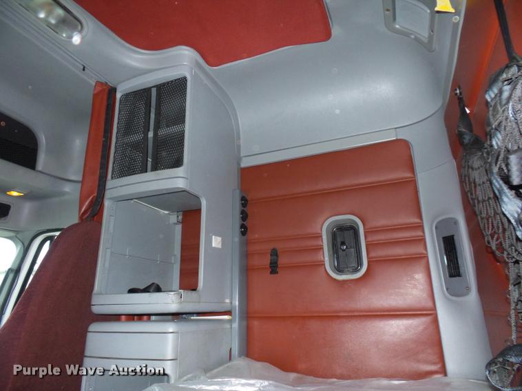 image for item J1526 2007 Freightliner ST120 semi truck