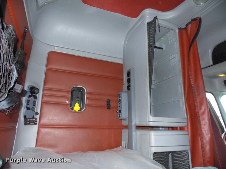 image for item J1526 2007 Freightliner ST120 semi truck