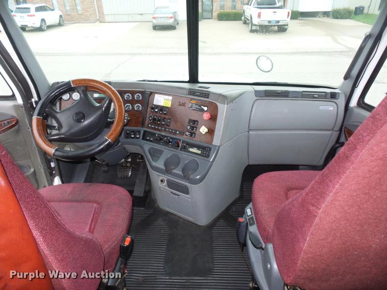 image for item J1526 2007 Freightliner ST120 semi truck