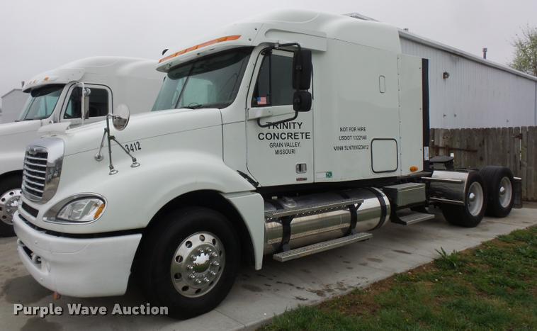 image for item J1532 2005 Freightliner Columbia semi truck