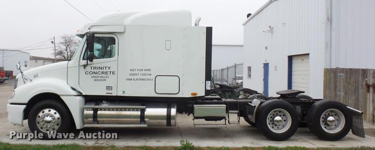 image for item J1532 2005 Freightliner Columbia semi truck