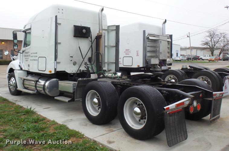 image for item J1532 2005 Freightliner Columbia semi truck