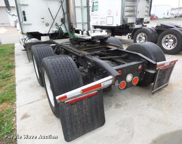 image for item J1532 2005 Freightliner Columbia semi truck