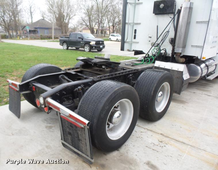 image for item J1532 2005 Freightliner Columbia semi truck