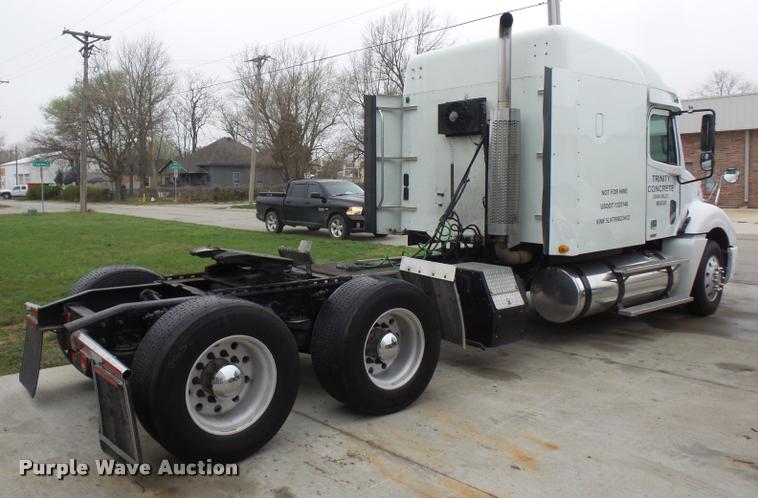 image for item J1532 2005 Freightliner Columbia semi truck