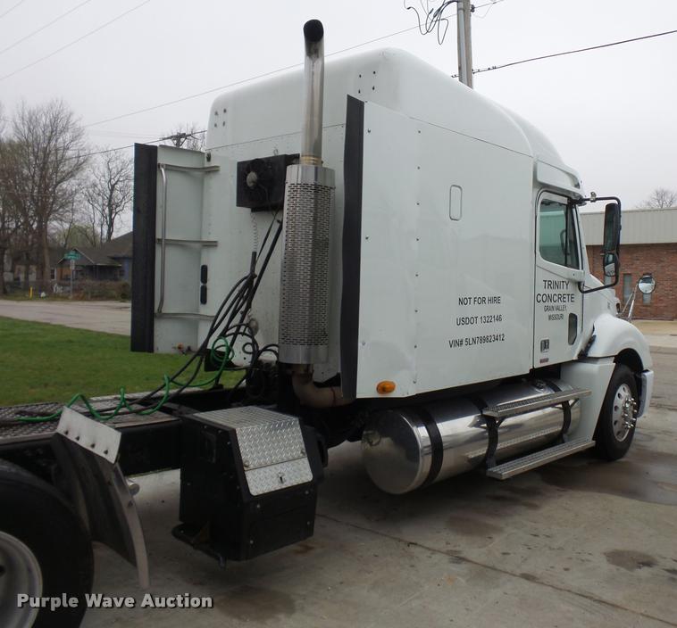 image for item J1532 2005 Freightliner Columbia semi truck