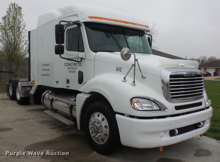 image for item J1532 2005 Freightliner Columbia semi truck