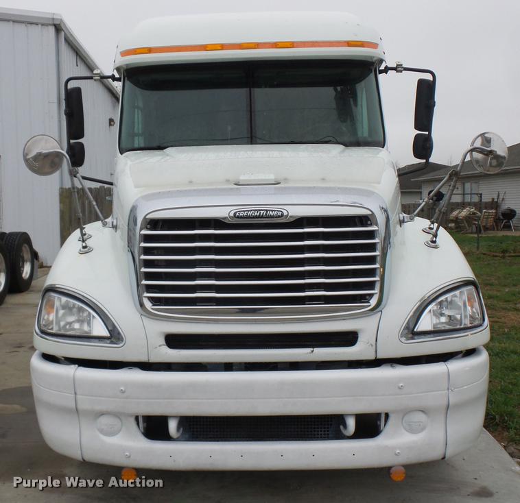 image for item J1532 2005 Freightliner Columbia semi truck