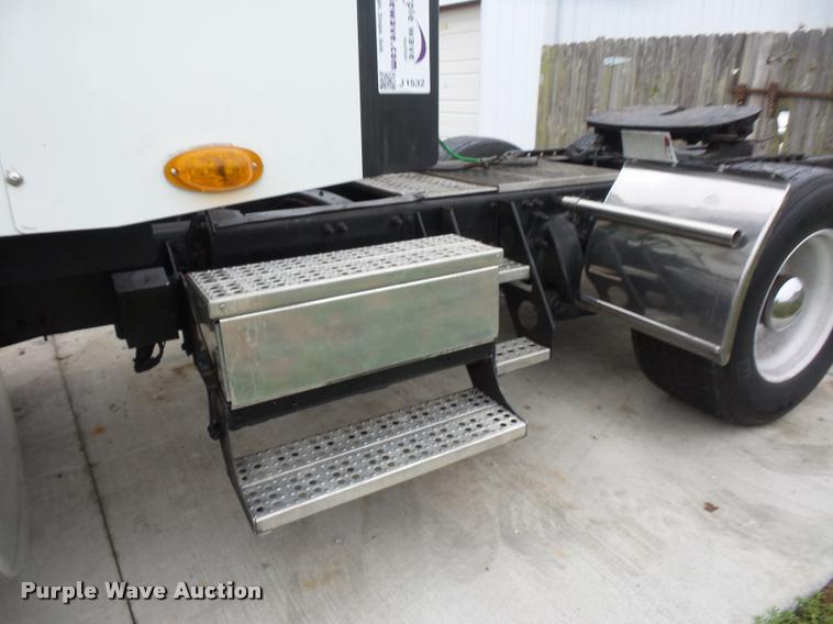 image for item J1532 2005 Freightliner Columbia semi truck