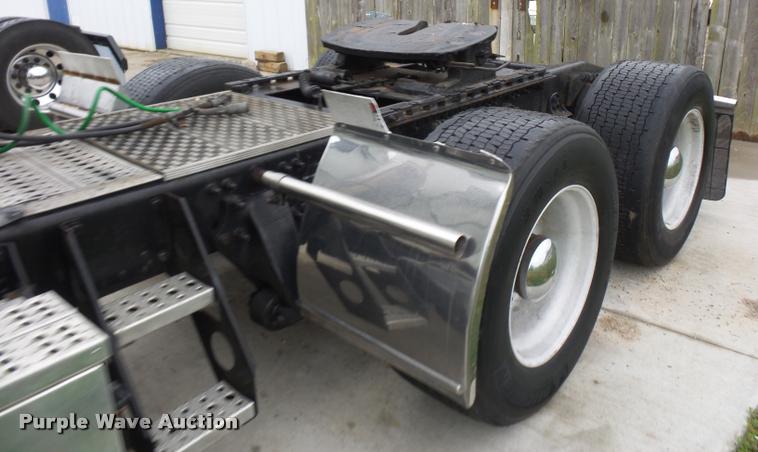 image for item J1532 2005 Freightliner Columbia semi truck