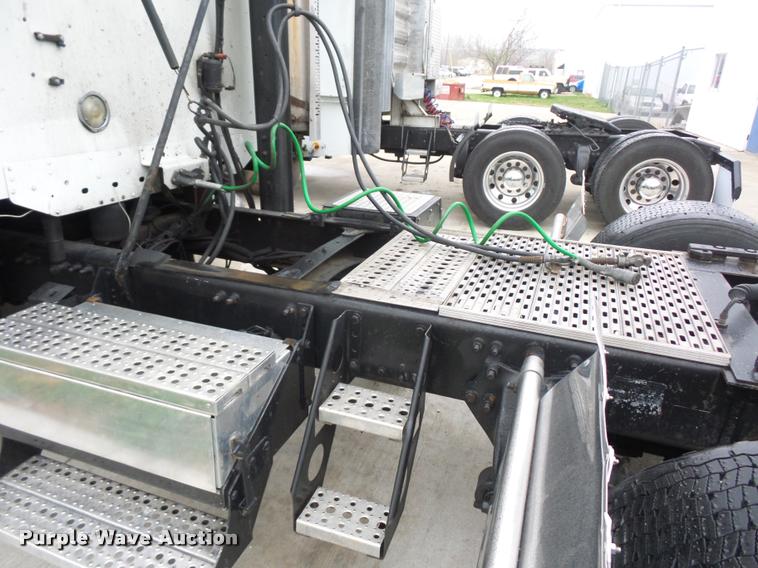 image for item J1532 2005 Freightliner Columbia semi truck