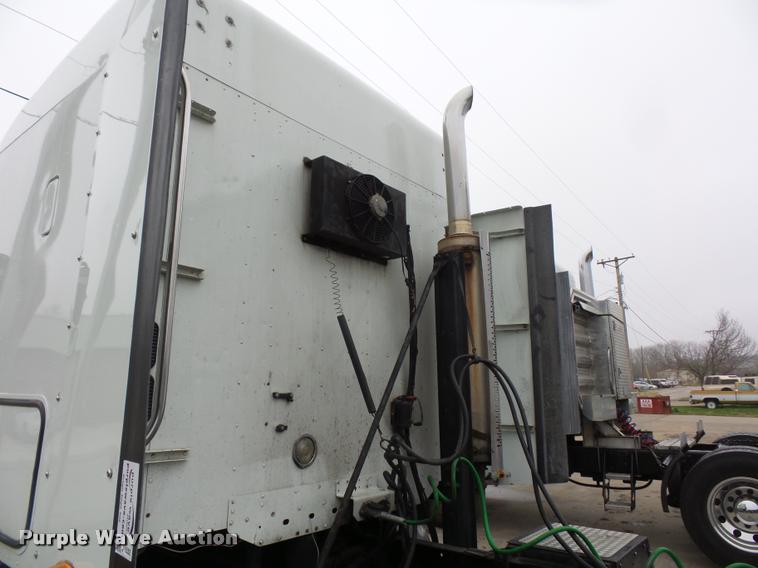 image for item J1532 2005 Freightliner Columbia semi truck