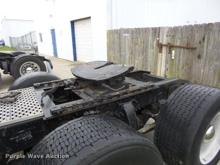 image for item J1532 2005 Freightliner Columbia semi truck