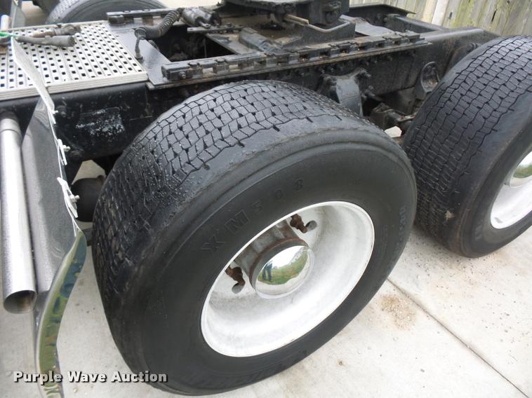 image for item J1532 2005 Freightliner Columbia semi truck