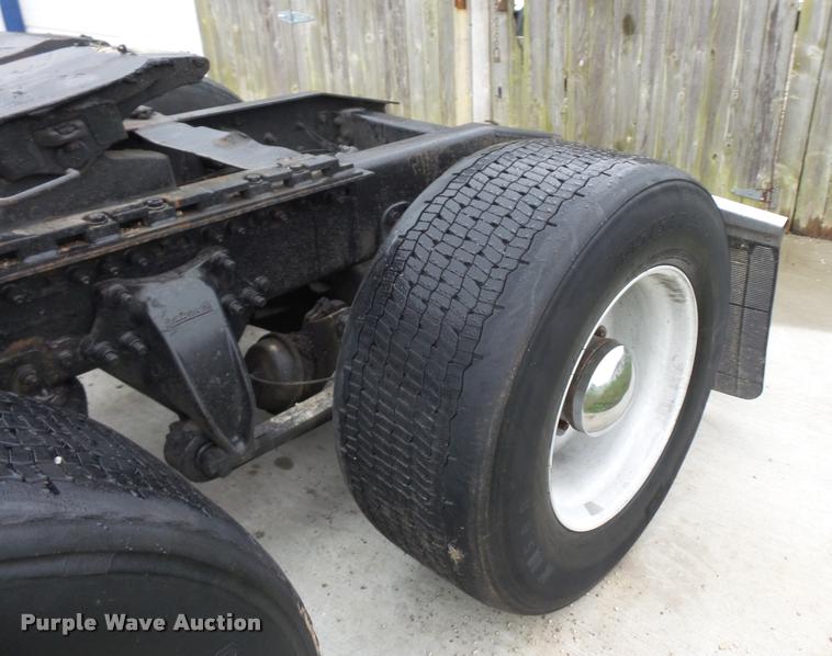 image for item J1532 2005 Freightliner Columbia semi truck