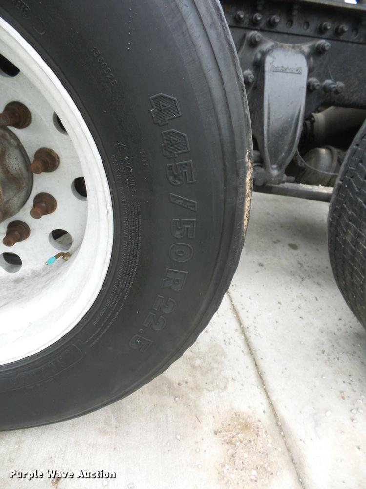 image for item J1532 2005 Freightliner Columbia semi truck