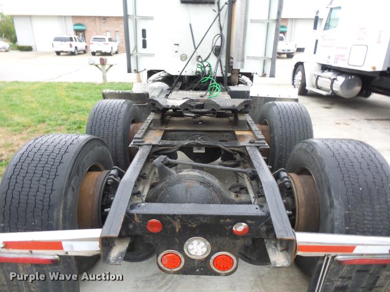 image for item J1532 2005 Freightliner Columbia semi truck