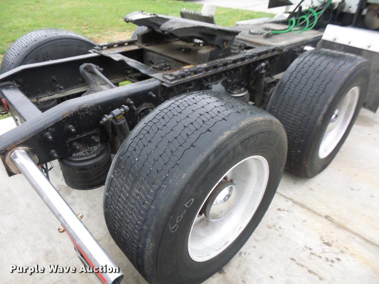 image for item J1532 2005 Freightliner Columbia semi truck