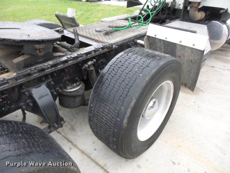 image for item J1532 2005 Freightliner Columbia semi truck