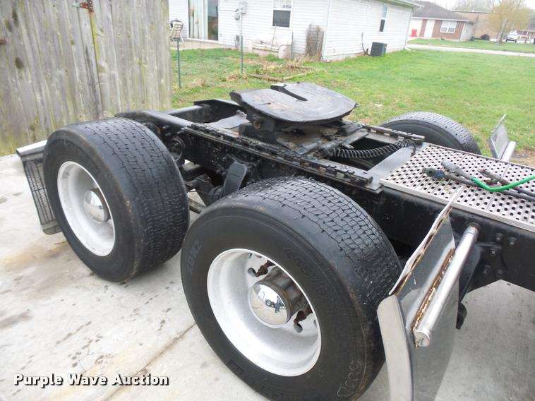 image for item J1532 2005 Freightliner Columbia semi truck