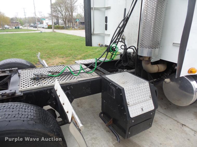 image for item J1532 2005 Freightliner Columbia semi truck