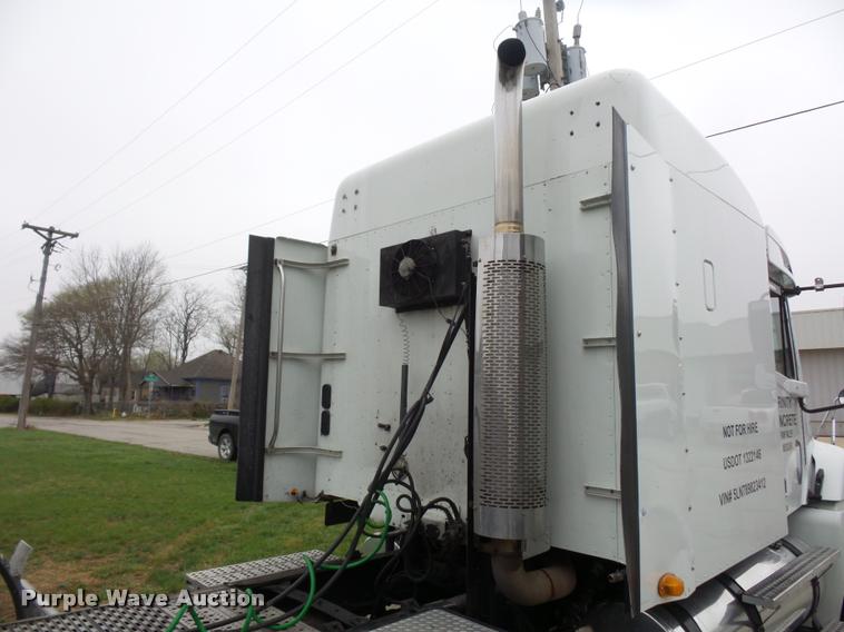 image for item J1532 2005 Freightliner Columbia semi truck