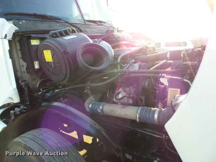 image for item J1532 2005 Freightliner Columbia semi truck