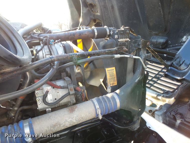 image for item J1532 2005 Freightliner Columbia semi truck