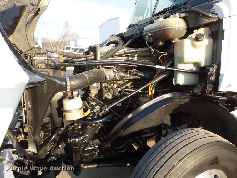 image for item J1532 2005 Freightliner Columbia semi truck