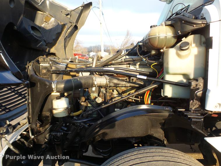 image for item J1532 2005 Freightliner Columbia semi truck