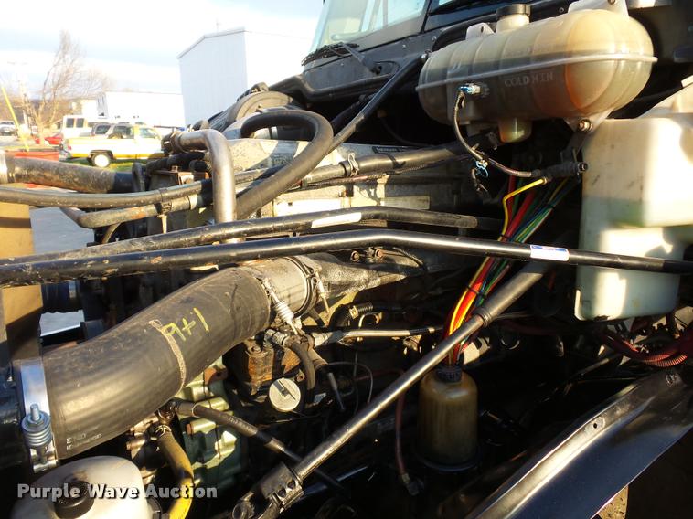 image for item J1532 2005 Freightliner Columbia semi truck