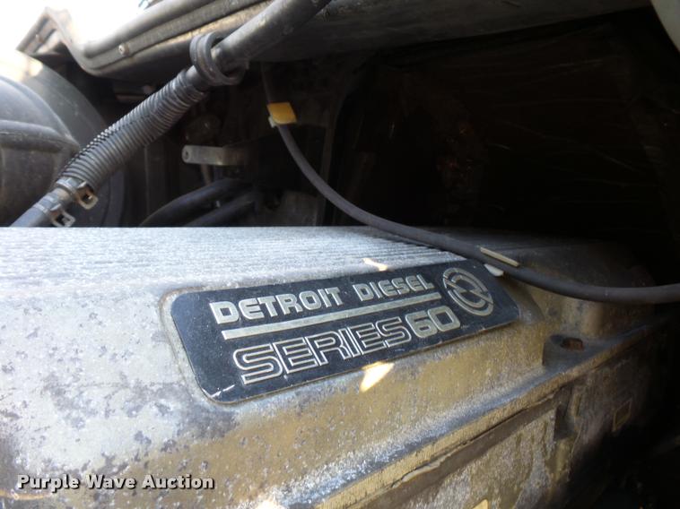 image for item J1532 2005 Freightliner Columbia semi truck