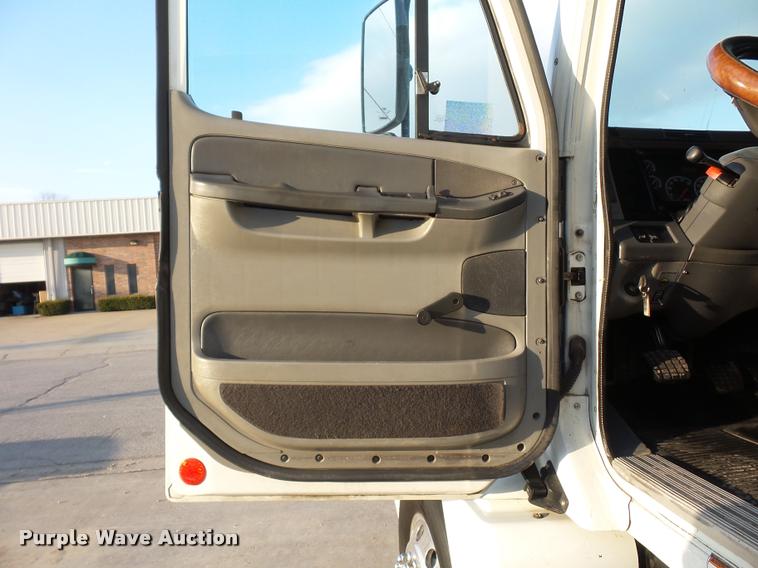 image for item J1532 2005 Freightliner Columbia semi truck