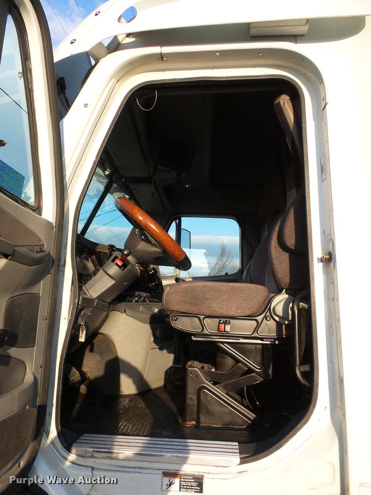 image for item J1532 2005 Freightliner Columbia semi truck