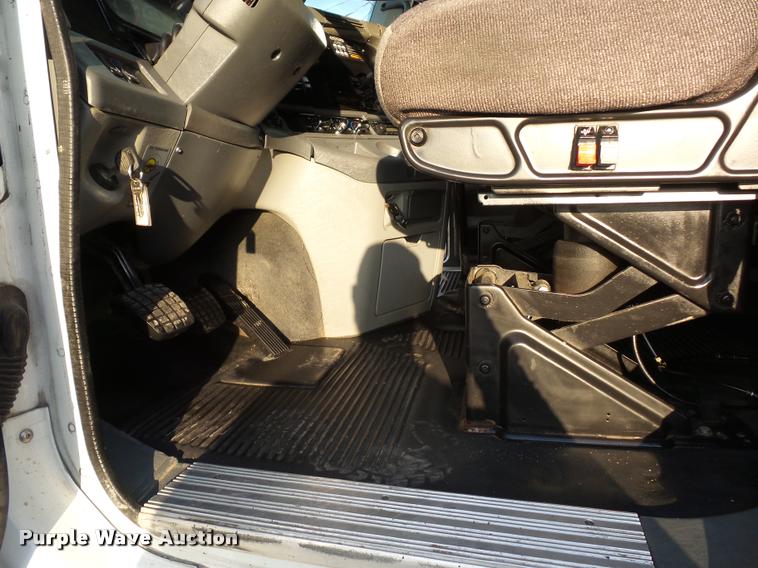 image for item J1532 2005 Freightliner Columbia semi truck