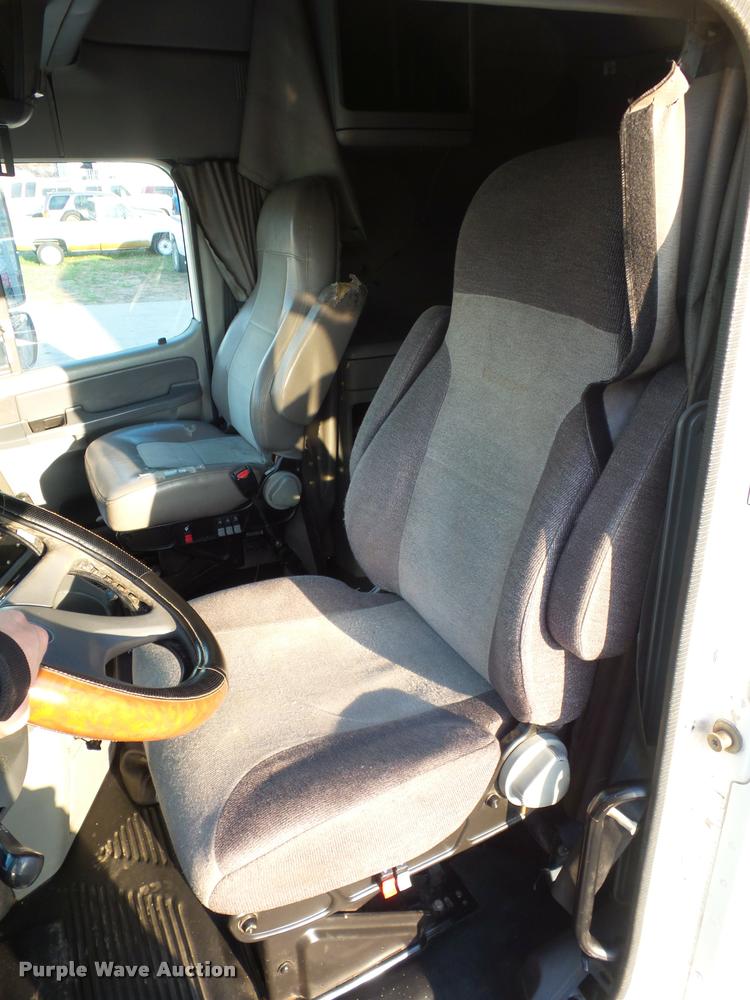 image for item J1532 2005 Freightliner Columbia semi truck