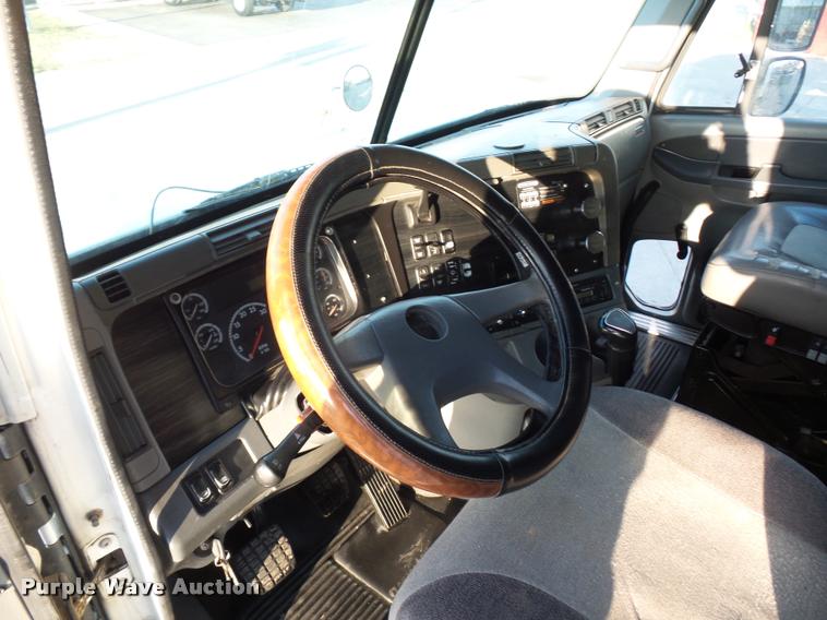 image for item J1532 2005 Freightliner Columbia semi truck