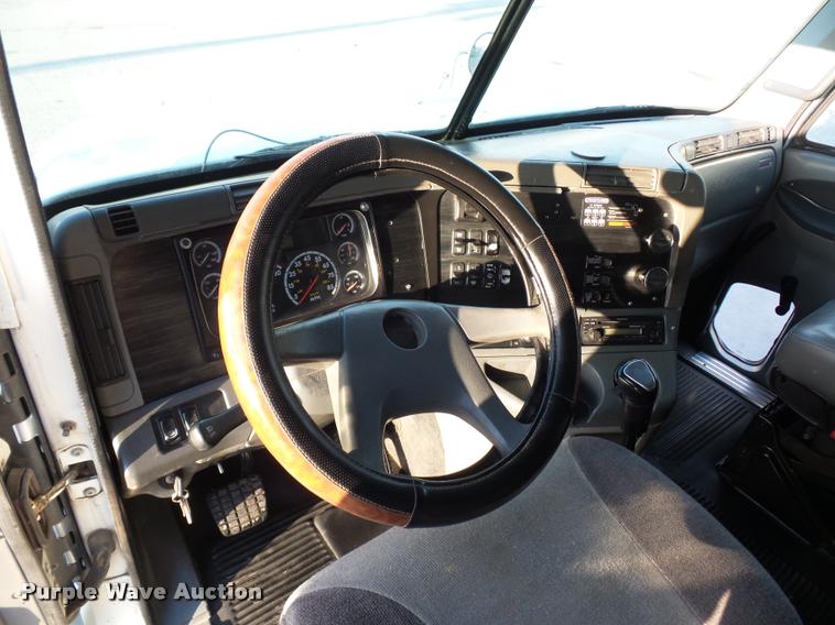 image for item J1532 2005 Freightliner Columbia semi truck