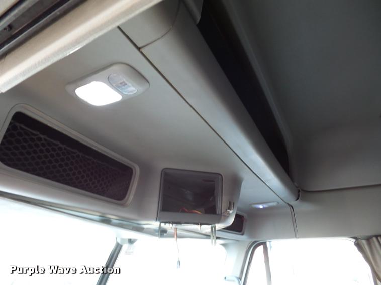 image for item J1532 2005 Freightliner Columbia semi truck