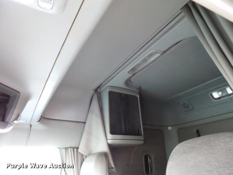 image for item J1532 2005 Freightliner Columbia semi truck