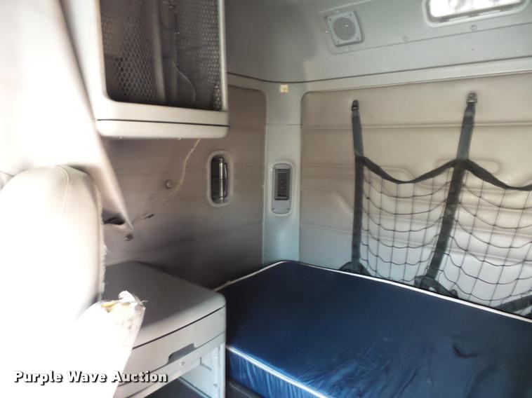 image for item J1532 2005 Freightliner Columbia semi truck